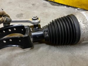 AMORTYZATOR PNEUMATYCZNY MIECH PRZÓD PRAWY PORSCHE CAYENNE II 7P5 GTS