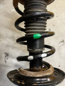 AMORTYZATOR ZWROTNICA PRZÓD LEWY DACIA LODGY STEPWAY LIFT 2022 1.5 BLUE DCI