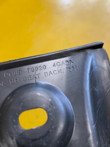 OSŁONA ZAŚLEPKA FOTELA PRAWY TYŁ INFINITI Q50