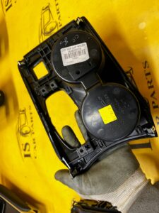 PANEL DEKOR ŚRODKOWY UCHWYT NA KUBKI NAPOJE CUPHOLDER INFINITI Q30