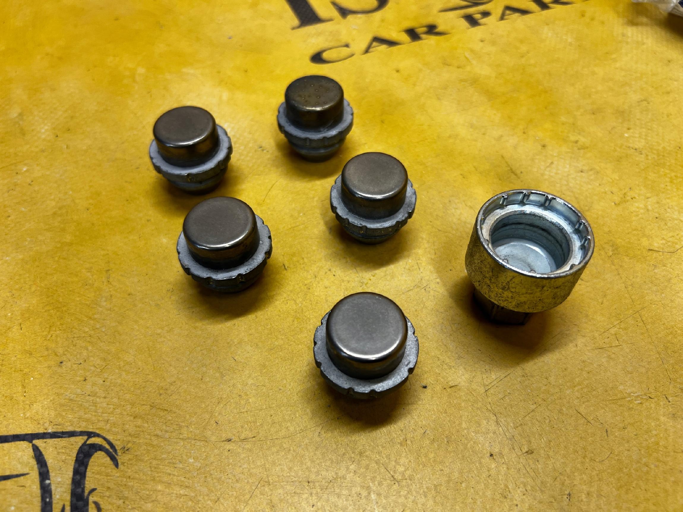 KOMPLET NOWE NAKRĘTKI ZABEZPIECZAJĄCE NA KOŁA FORD BRONCO 21-