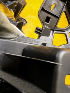 MOCOWANIE UCHWYT BOCZKA BAGAŻNIKA PRAWE PRAWY PEUGEOT 308 II T9 HB