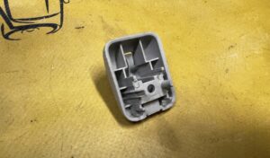 UCHWYT MOCOWANIE OSŁONY PRZECIWSŁONECZNEJ PODSUFITKI FORD FIESTA MK8