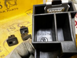 WSPORNIK ELEMENT USTALACJĄCY MOCUJĄCY KONSOLI ŚRODKOWEJ SKODA SCALA