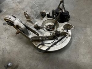 ZWROTNICA PIASTA ZACISK TYŁ TYLNA LEWY LEWA RANGE ROVER EVOQUE II L551