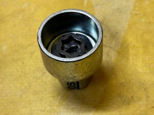 NASADKA ADAPTER ŚRUBY ZABEZPIECZAJĄCEJ KOŁA BMW KOD 054 NOWY OEM