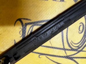 USZCZELKA LISTWA SZYBY CZOŁOWEJ PRZÓD LEWY FORD EXPLORER MK6