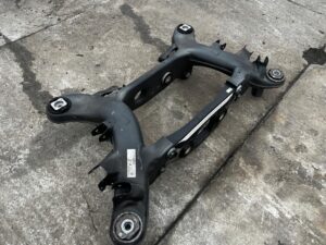 WÓZEK ZAWIESZENIE BELKA SANKI KOŁYSKA TYŁ MERCEDES C-KLASA W206 2WD RWD