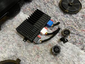 BOCZKI TYŁ GŁOŚNIKI WZMACNIACZ SUBWOOFER JBL CITROEN C4 GRAND PICASSO II