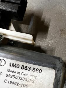 MECHANIZM ROLETY BAGAŻNIKA LINKI SILNICZEK AUDI SQ7 Q7 4M0