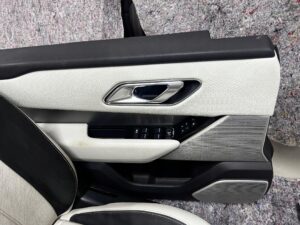 KOMPLET FOTELE WNĘTRZE KANAPA BOCZKI JASNA SKÓRA RANGE ROVER VELAR L560 EU