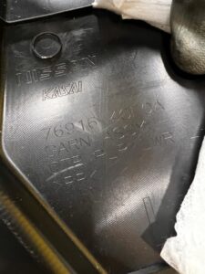 LEWA OSŁONA TAPICERKA SŁUPKA B NISSAN X-TRAIL T32