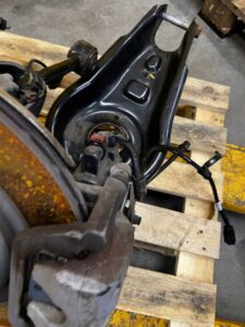 ZWROTNICA TYŁ KOMPLETNA ZACISK LEWA TESLA MODEL 3 2WD