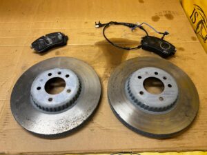 KOMPLET TARCZE KLOCKI HAMULCOWE PRZÓD LAND ROVER DEFENDER II L663