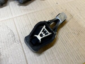 ŁAPA PODUSZKA MOCOWANIE SILNIKA PEUGEOT CITROEN 1.6 HDI