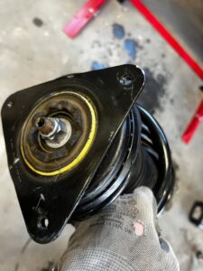 PRAWA ZWROTNICA MCPHERSON AMORTYZATOR NOGA RENAULT TALISMAN 1.5 DCI