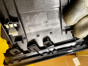 KRATKA NAWIEWU PRZÓD ZEWNĘTRZNA LEWY LEWA PEUGEOT 308 II T9 EU