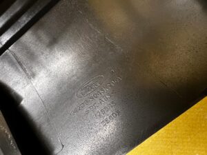 OSŁONA ZAŚLEPKA DESKI KONSOLI ŚRODKOWA DOLNA FORD BRONCO 21-