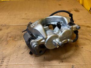 ZACISK HAMULCOWY PRZÓD LEWY LAND ROVER DEFENDER II L663