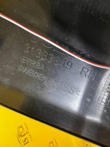 PLASTIK OSŁONA LISTWA PROGU SŁUPKA A PRZÓD PRAWY LED VOLVO XC90 II