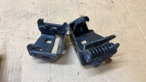 KOMPLET ZAWIASY DRZWI PRZÓD PRAWY CHEVROLET CORVETTE C5 97-04