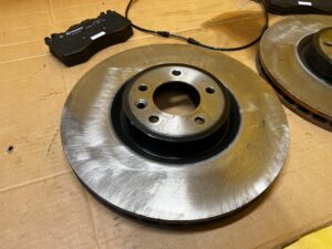 KOMPLET TARCZE KLOCKI HAMULCOWE PRZÓD BREMBO LAND ROVER DISCOVERY V L462