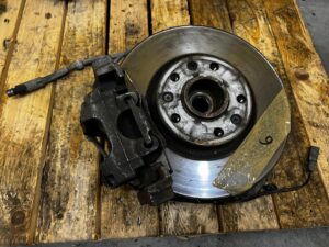 PIASTA ZWROTNICA TARCZA PRZÓD LEWY CITROEN C4 PICASSO II PEUGEOT 308 II