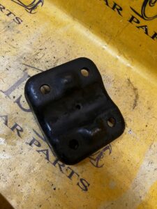 PODSTAWA MOCOWANIA RESORA UCHWYT RESORU TOYOTA HILUX VIII 8