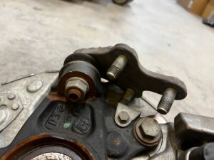 NOGA ZWROTNICA AMORTYZATOR PRZÓD PRAWY PEUGEOT 3008 II 5008 II 1.2 THP