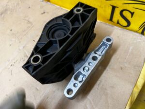 ŁAPA MOCOWANIE WSPORNIK PODUSZKA SILNIKA PEUGEOT 2008 II 1.5 BLUE HDI