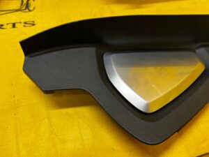 OSŁONA ZAŚLEPKA KONSOLI DESKI PRAWA RANGE ROVER VELAR L560