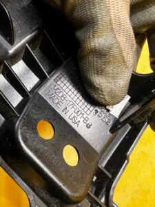 LISTWA BŁOTNIKA TYŁ PRAWY FORD BRONCO 21- VELOCITY BLUE PEARL METALIC