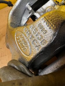 ZACISK HAMULCOWY PRZÓD LEWY LAND ROVER DEFENDER II L663