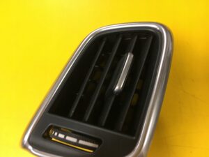 KRATKA NAWIEWU KIEROWCY LEWA DESKI INFINITI Q30 EU