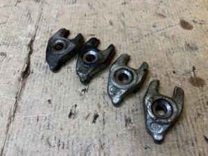 4 X ŁAPKA UCHWYT MOCOWANIE STOPKA WTRYSKIWACZA RENAULT DACIA 1.5 BLUE DCI