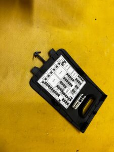 OSŁONA ZAŚLEPKA BEZPIECZNIKÓW DESKI KONSOLI LEWA DACIA JOGGER SANDERO III