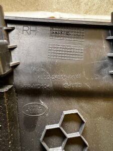 OSŁONA POSZYCIE SŁUPKA B PRAWA LR RANGE ROVER EVOQUE II L551