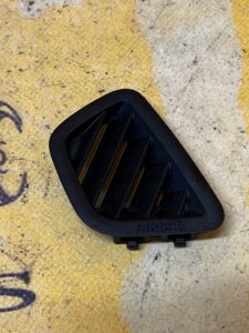 KRATKA NAWIEWU BOCZNA DESKI KONSOLI BMW 5 G30