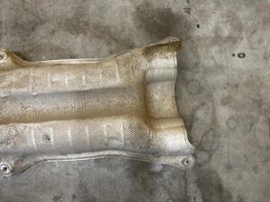 IZOLACJA OSŁONA TERMICZNA TUNELU ZBIORNIKA PALIWA BMW M5 F90