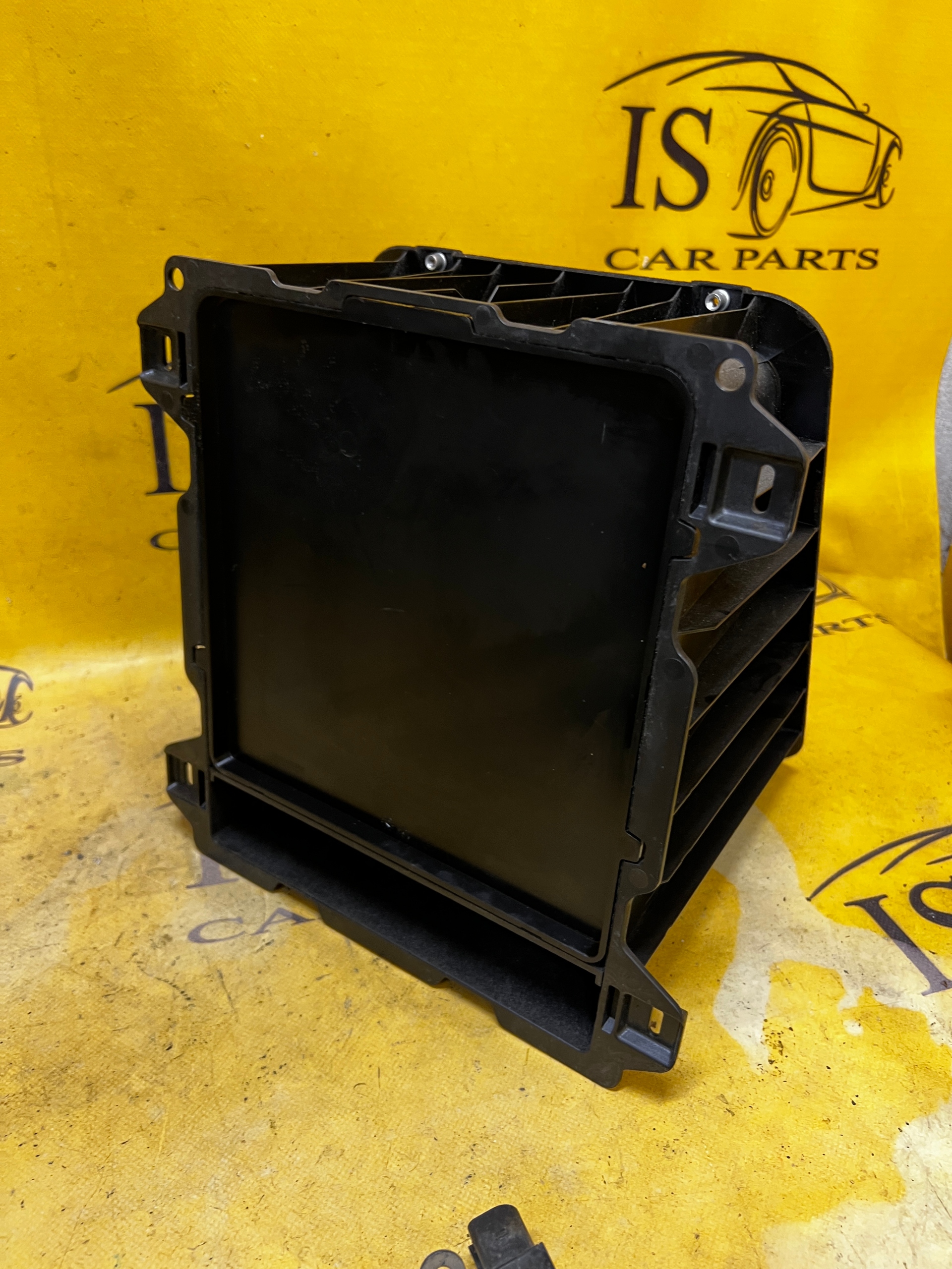 SCHOWEK SKRYTKA NA APTECZKĘ AUDI A8 D4