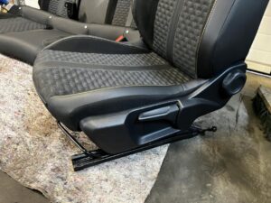 FOTELE KOMPLET WNĘTRZE BOCZKI FOTEL KANAPA PEUGEOT 2008 II P24