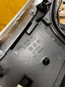 OSŁONA TAPICERKA DESKI KONSOLI GÓRNA AUDI A8 D4