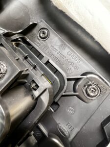 OSŁONA SŁUPKA PRAWY TYŁ MOCOWANIE ROLETY LR RANGE ROVER EVOQUE II L551