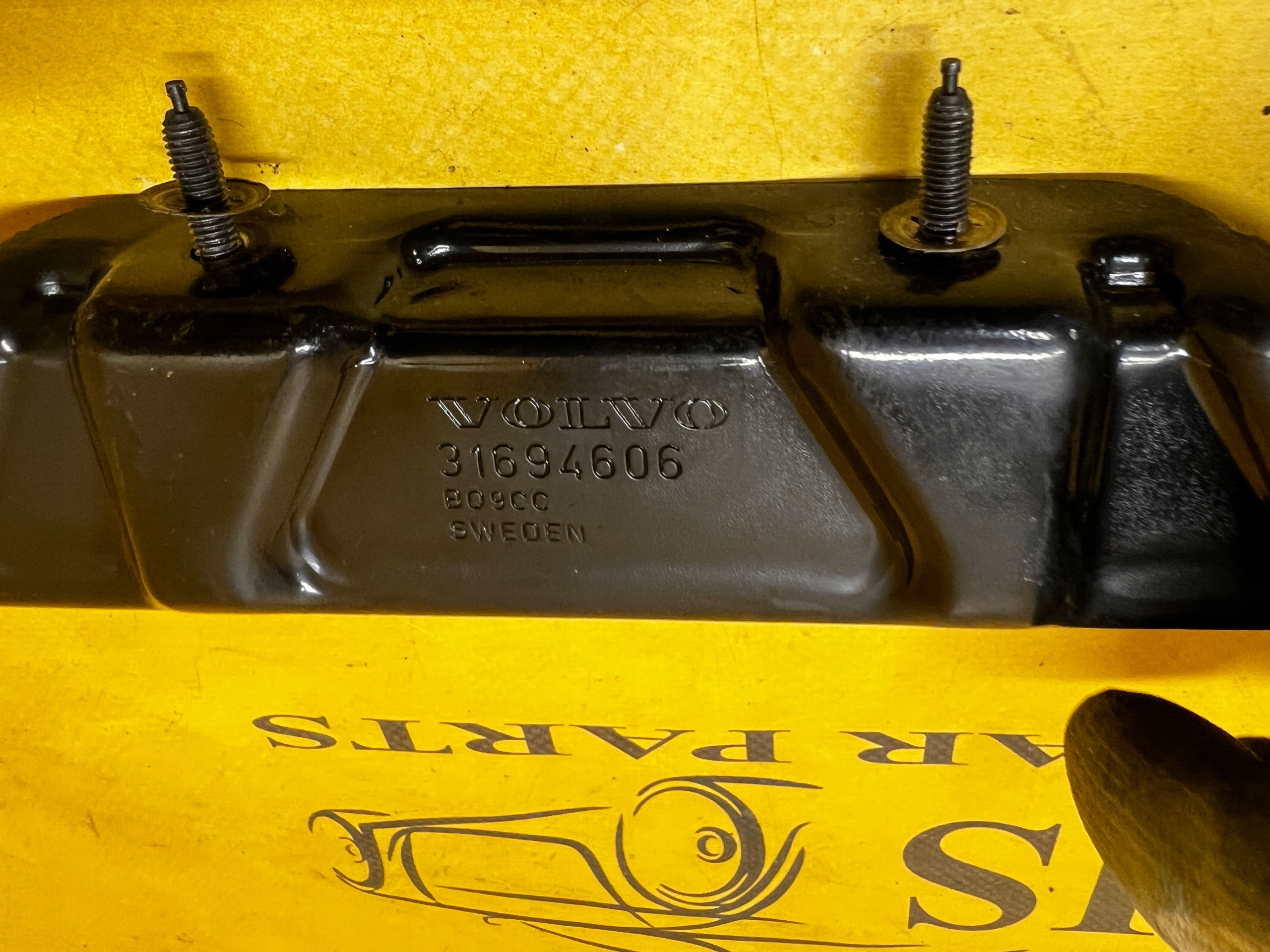 UCHWYT MOCOWANIE WSPORNIK PODSUFITKI PRZÓD VOLVO XC90 II