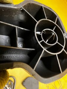 OSŁONA ZAŚLEPKA MOCOWANIA PASA BEZPIECZEŃSTWA PRZÓD LEWY FORD BRONCO 21-