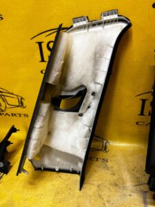 OSŁONA POSZYCIE TAPICERKA SŁUPKA TYŁ C PRAWA PRAWE PORSCHE CAYENNE II 7P5