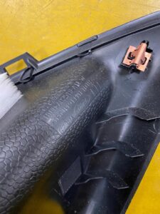 OSŁONA POSZYCIE SŁUPKA LEWY PRZÓD FORD FIESTA MK8