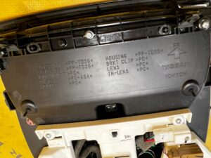 LAMPKA OŚWIETLENIE PODSUFITKI PRZÓD SZYBERDACH INFINITI Q50