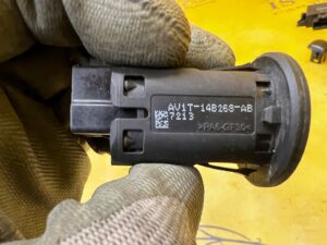 PRZEŁĄCZNIK PRZYCISK AIRBAG PODUSZKI POWIETRZNEJ PASAŻERA FORD FIESTA MK8