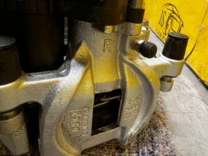 ZWROTNICA TARCZA ZACISK PIASTA TYŁ PRAWY SUBARU FORESTER VI SL 25-